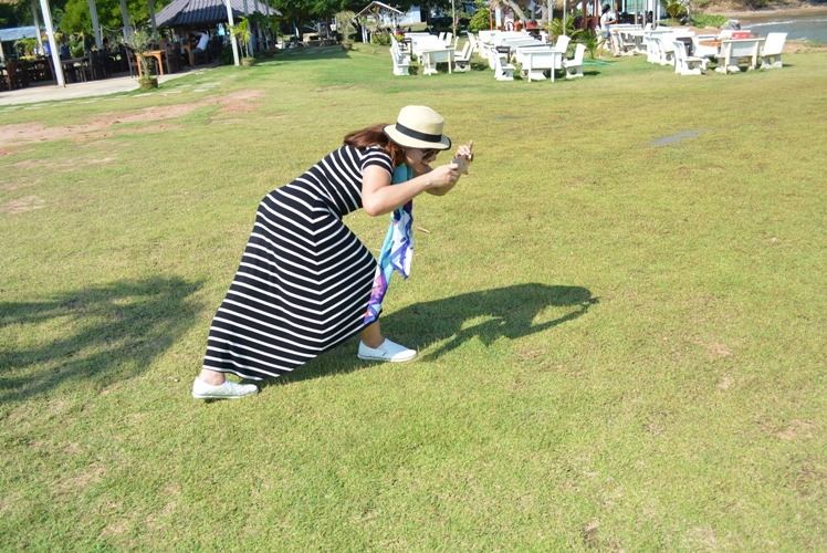 ที่แท้ ก็โพสท่าให้เจ๋โบว์ถ่ายรูปนั่นเอง บอกได้เลยว่า ท่ายาก เจ๋โบว์กินขาด :grin: :grin: :grin: