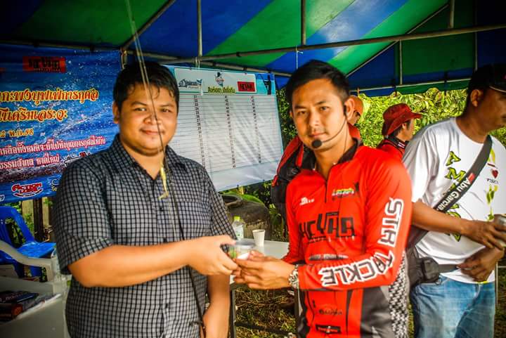 ผลงานแต่ละคน มีรางวัลให้ติดไม้ติดมือกลับบ้านไป สนุกกันทุกท่านคร้าาบ   ปลาก็ได้ติดไม้ติดมือกลับไปกินก