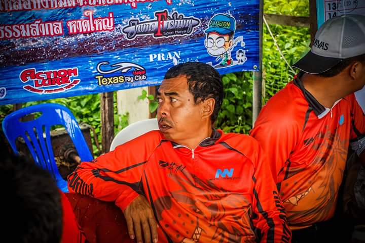 ท่านประธานชาย ผู้สนับสนุบหลักของทีม  มองหาใครหนอ  มองไม่ว่า  สงสัยจะกินของเผ็ด ปากห้อยเลย   คิคิคิ  