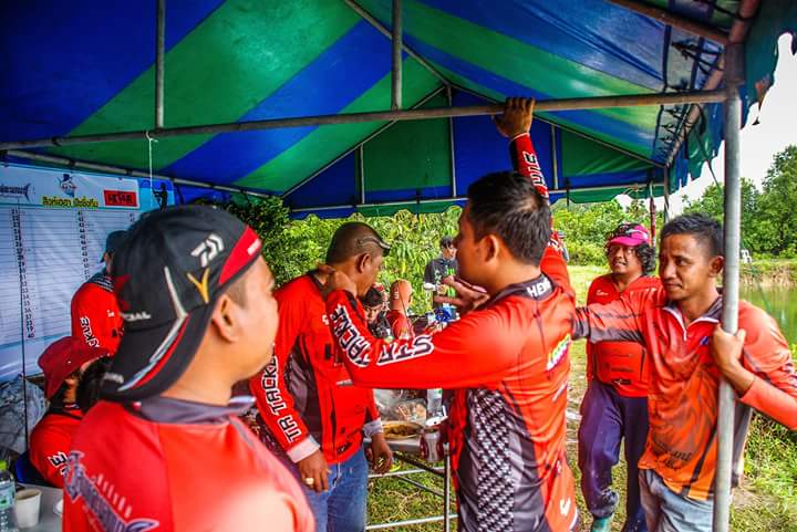 กรรมการเป่านกหวีดหมดเวลา....   ประชุมหาผู้ชนะที่จะได้รับเงินรางวัล  และพักเที่ยงกินข้าว   เพื่อที่จะ