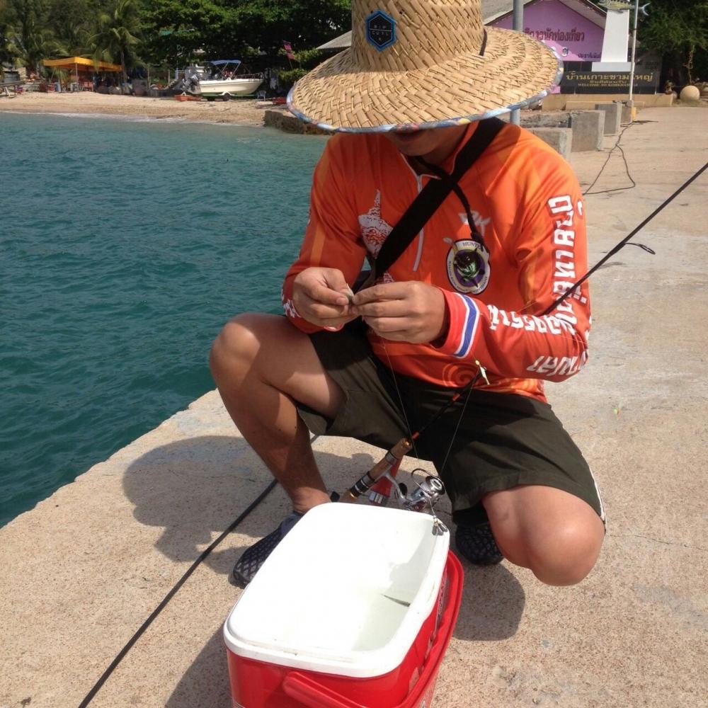 พอมาถึงสะพานท่าเรือ ตรงนี้ลมนิ่งๆก็จัดชุดตกปลาเล็กๆ เพลินๆ สนุกดีครับ