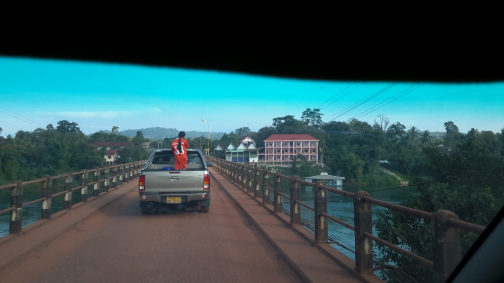 สะพานเป็นแบบ 1 เลน แต่คนทีนี้มีน้ำใจมากครับ ใครถึงก่อน อีกฝั่งต้องหยุดให้ผ่านไปให้หมดก่อน 