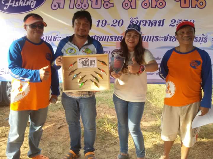 รางวัลที่ 1 ประเภทปลาชะโด 

น้าเสือ  สุขโขทีม น้ำหนักปลา 9.94 กิโลกรัม

(คนสวยรับแทน) :grin: