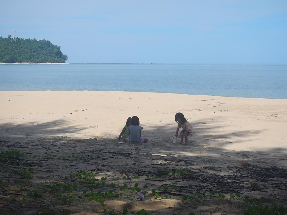 
 [center]ลูกหลานมานั่งเล่นทรายกัน[/center]

