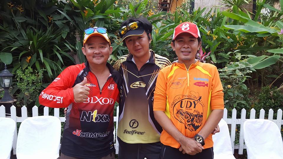 นี้คือทีมไทย ทีม ที่ 1 ตี๋ โพไซดอน(ผมเอง)  A3  และพี่อู๊ดดี้ 
สรุป พากันไปขุดแห้วครับ อิอิ