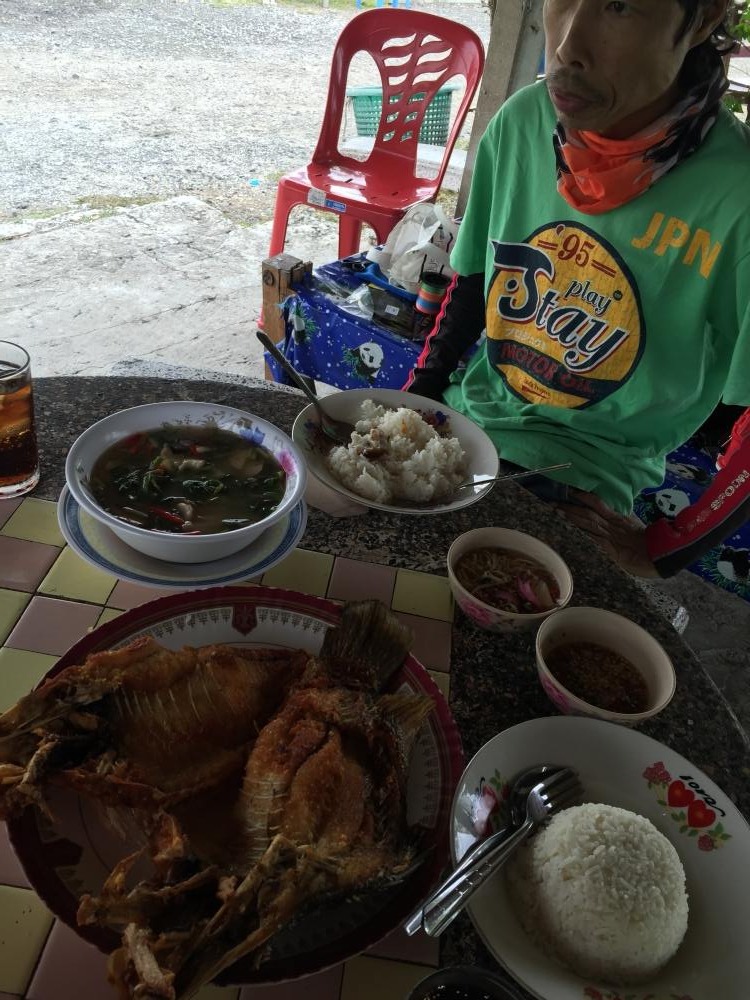 ไปบ่อหนุ่ม  ต้องกิน ก้อคือ  

ปลากระพงทอดน้ำปลา  และ  ต้มยำปลากดคัง    


ในภาพคือ น้า Pui  ครั