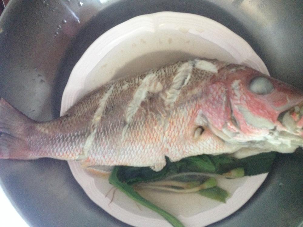 จานที่รองไว้เพราะต้องการน้ำสต้อกปลาครับ ไว้ไปทำน้ำราด :umh: