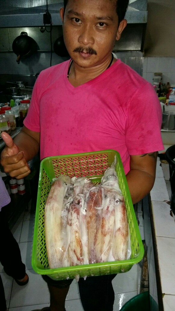 พาลูกค้ามีกินข้าวกันต่อ ที่ร้านหนึ่งกินเต็ม 
เชฟหนึ่ง กับ หมึกสดๆ :kiss: :umh: :umh: :love: