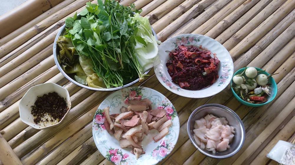 ตีอยู่พักใหญ่ปลาไม่กัดดูเวลาก็บ่ายกว่ากลับมากินข้าวที่บ้าน พ่อทำลาบหมูเสร็จพอดี อร่อยไปไม่ได้กินมานา
