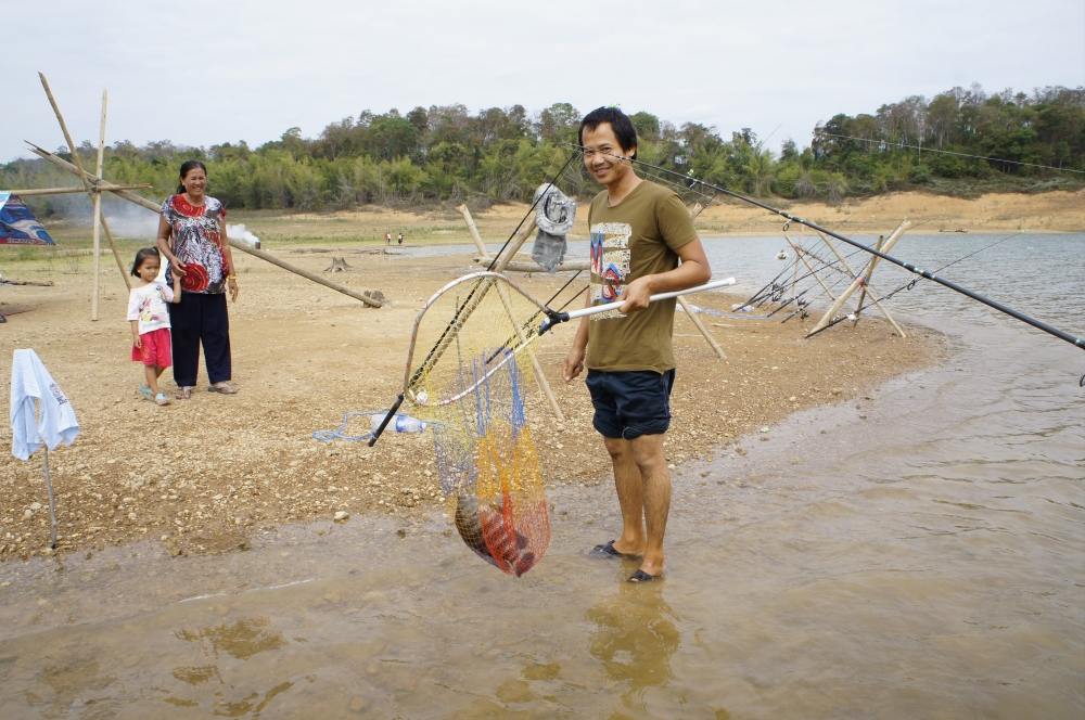 เช้าวันใหม่ผมลงเบ็ดแต่เช้า ไม่นานก็มีปลาเข้ามากินเหยื่อ