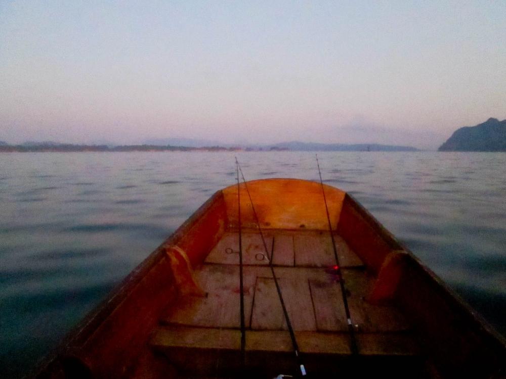  [b][center]ออกเรือมาสักพักแสงสว่างเริ่มมี บรรยากาศนี่สุดๆ [/center] [/b]