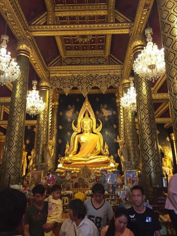 ขับรถมาสักพัก ( ก้อมาถึงวัดพระพุทธชินราช )

กราบขอพรปีใหม่ครับ  :prost: :prost: :prost: :prost: