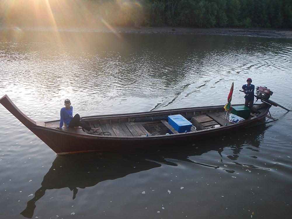 
 [center]ของคุณเจ้าของร้านกำพวนฟิชชิ่ง ที่เป็นธุระเรื่องเรือให้ครับผม   :prost:[/center]

