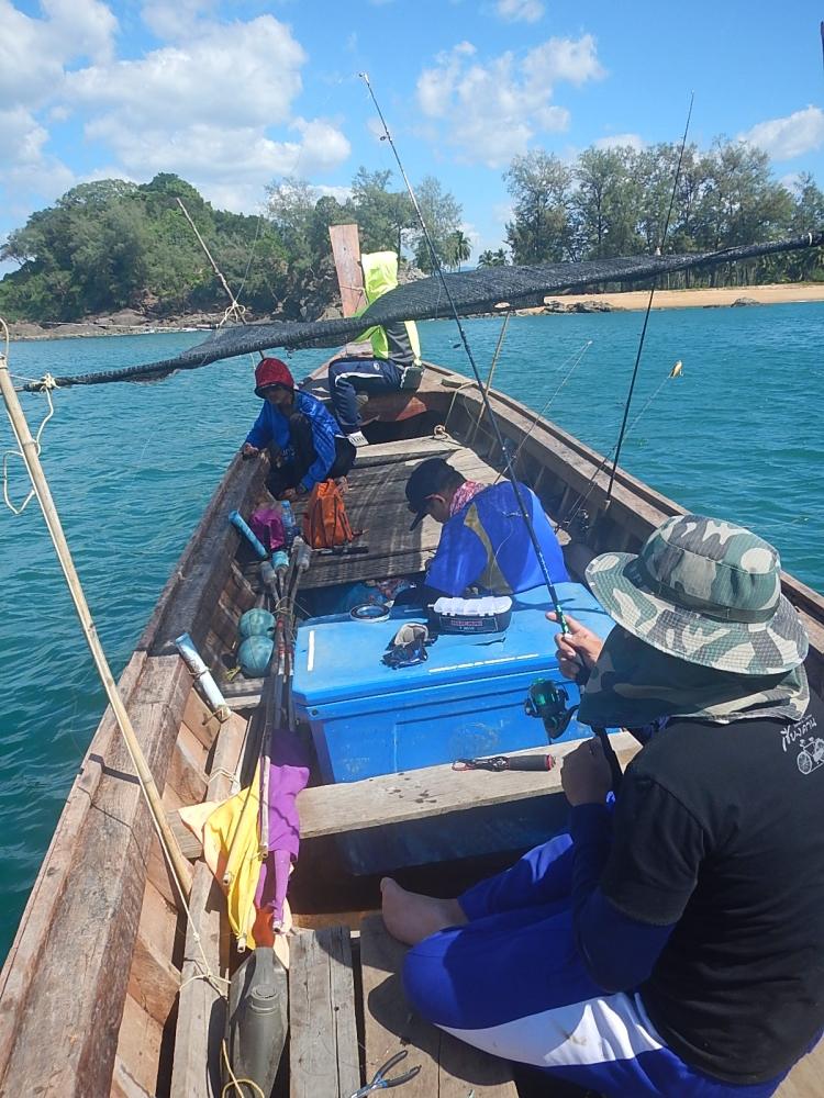 
 [center]ทานเสร็จ ก็นั่งพักกันสักแปบ ก่อนติดเครื่องเรือ ออกลุยต่อในช่วงบ่าย[/center]

