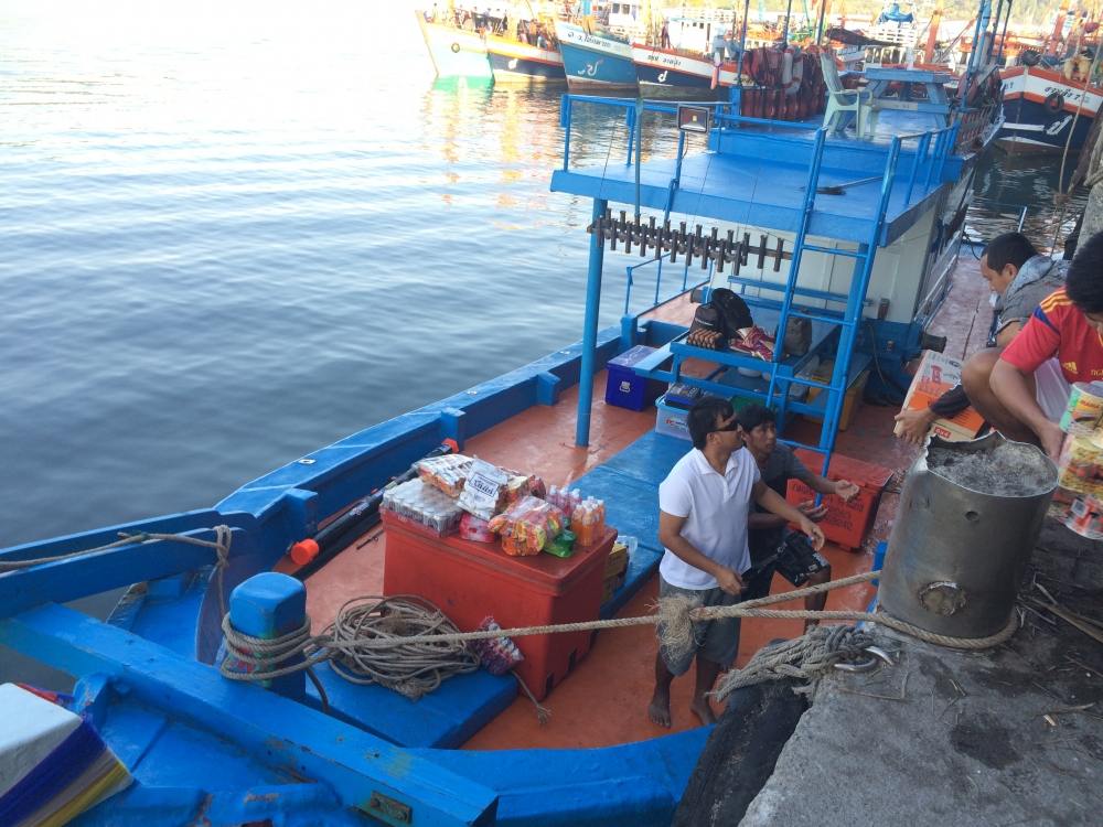 8.00 น. เรือไต๋แจวก็มาถึง พวกเราช่วยกันขนเสบียงลงเรือกัน

มองออกไปด้านนอก คลื่นลมค่อนข้างเป็นใจเลย