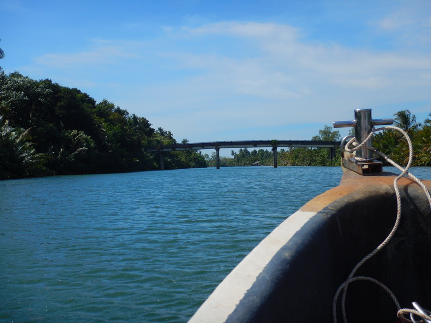  
เราวิ่งเรือออกจากแม่น้ำไกล้บ้านมุ่งหน้าสู่ปากแม่น้ำตราดซึ่งจะไปโผล่ที่แหลมศอกครับ แต่รอบนี้ออกไปแ