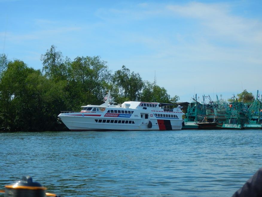 
เรือโดยสารไปเกาะกูดครับ ปีนี้สรุปผมก็ยังไม่มีโอกาศได้ไปซักทีอะครับ  :laughing: :laughing: :grin: :