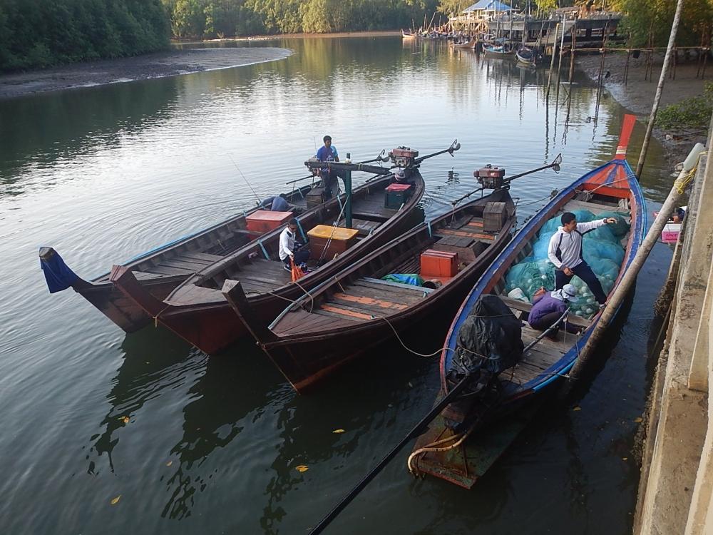 
 [center]เรือทั้งสองลำมารอพร้อมมาก[/center]

