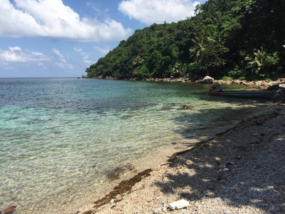 ตอนเที่ยงเราก้อได้ขึ้นมาพักทานข้าวกันที่หาดตาขาวครับ ธรรมชาติในบ้านเรายังอุดมสมบูรณ์มาก เหนน้ำสวยๆฟ้
