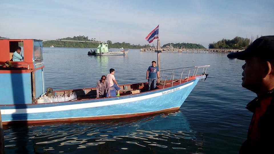 เราต้องรีบขนของลงเรือให้เสร็จก่อน. นักท่องเที่ยวจะมา.  จะชุลมุนมาก.  มาสัก7โมงจะสวยพอดี