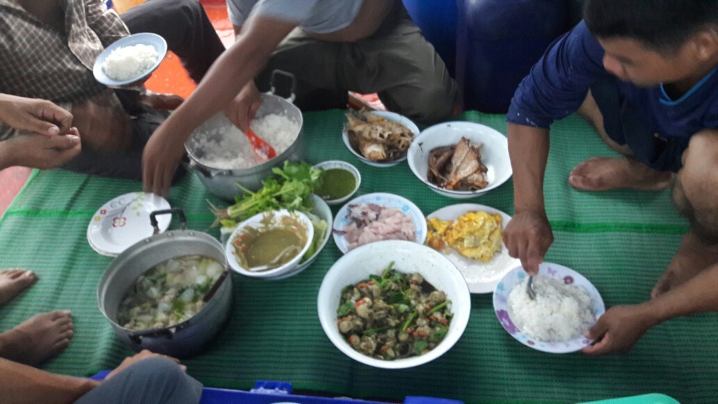 เสร็จแล้ว กินไหวไหมนี้ 4-5 อย่าง อินทรีย์/เก่าทอด/หอยผัดช่าเขมร/ต้มจืด/ไข่อีก :cheer: :cheer: :cheer