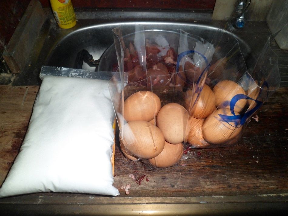 เตรียมไข่ไก่กับเกลือ