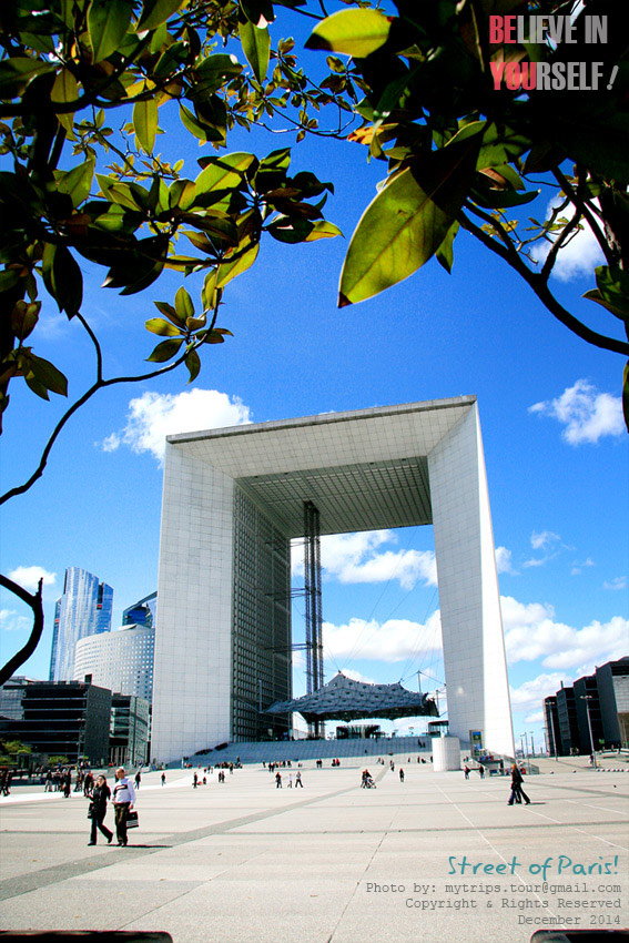 Grande Arche de la Defense หรือเป็นที่รู้จักกันว่า “ประตูชัยแห่งใหม่” ก็เป็นอีกสถานที่หนึ่งที่น่าไปแ