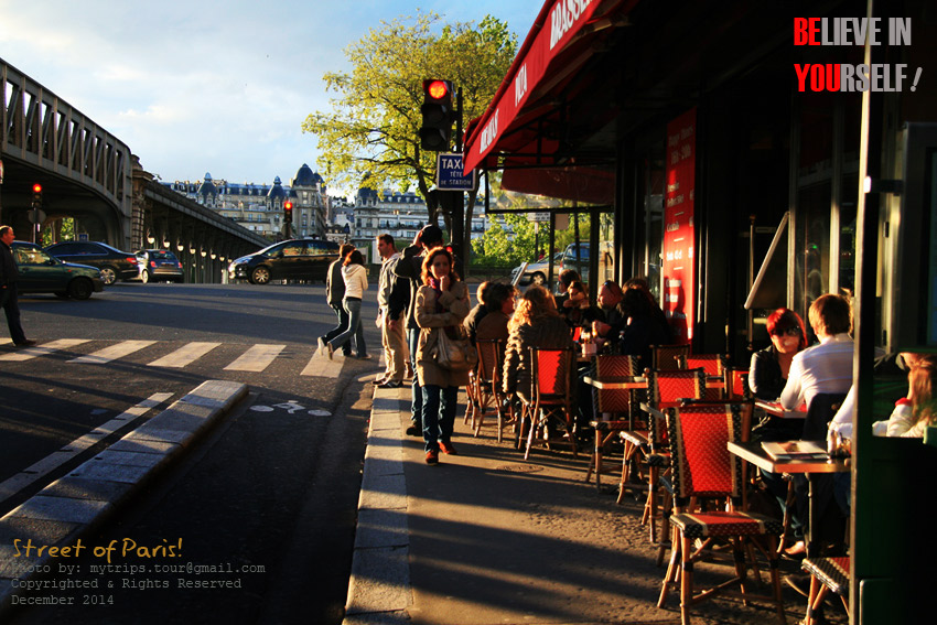 Street of Paris โต๊ะด้านนอกร้านมักจะเต็มก่อนโต๊ะภายในร้านเสมอ ซึ่งต่างกับเมืองไทยที่ผู้คนนิยมนั่งในร