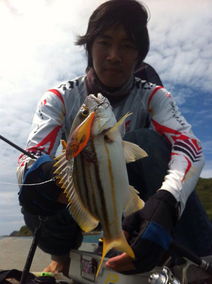 Rapala shad lap ครับ เหยื่อตัวนี้ เป็นเหยื่อลอย
เทคนิคง่ายๆครับ กรอ มาช้าๆ ถ้าลิ้นชนหิน หยุด ให้มัน