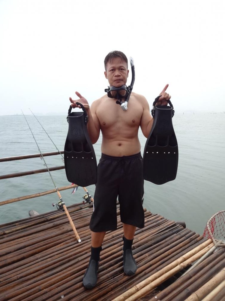 ขอเล่นน้ำสักหน่อย 
ลอง fins ใหม่ครับ หลังจากเรียนจบ open water diver  จะต่อ advanced 
เลย ของมีของ