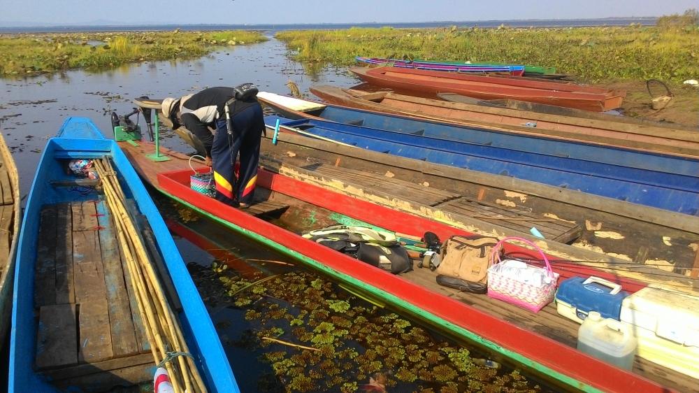 พอถึงท่าก็ขนของลงในเรือ
ติดหางเสือแล้วยกเครื่องลงติดตั้ง
มอเตอร์ไกด์ยกไปอย่างระวัง
เสร็จแล้วนั่งเ