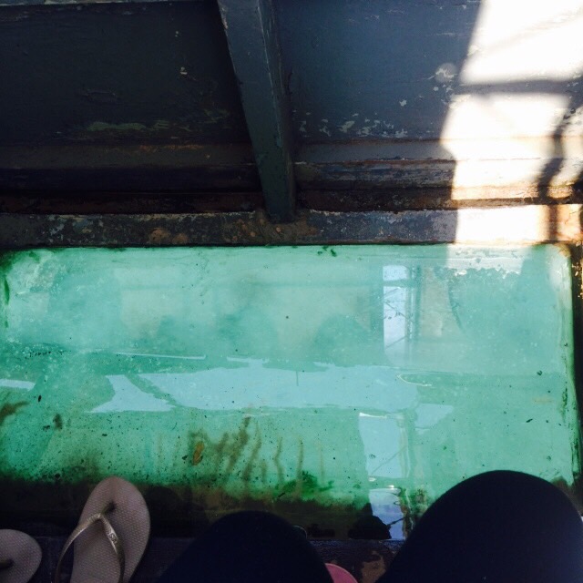 ต้องนั่งเรือเล็กไปขึ้นเรือใหญ่...โดยเรือท้องกระจกดูวิวใต้ทะเลครับ :love: