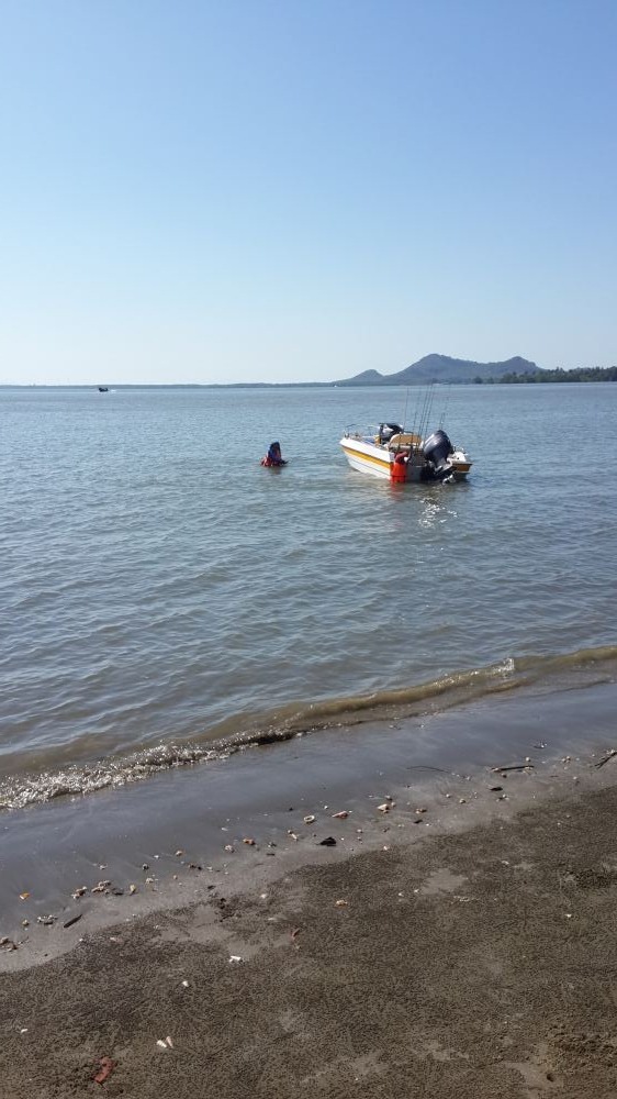 เอาเรือลงไปแช่ในน้ำละครับ 