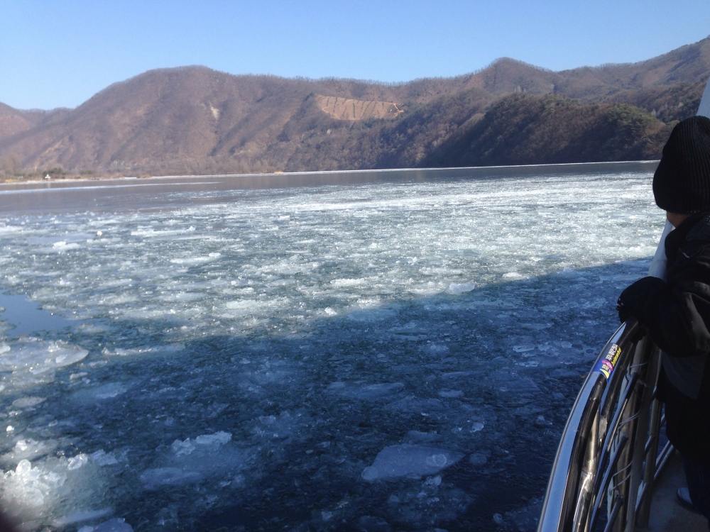 แม่น้ำทุกสายที่นี่เป็นน้ำแข็งนะครับเท่าที่ผมเห็น แม้กระทั่งชายฝั่งทะเลก็เป็น มันเย็นมากๆอย่างที่เขาบ