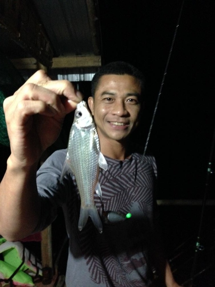 คนนี้"พี่ริท"ครับ หยิบคันมาร่วมสนุกในการตกปลาหน้าดินด้วย เพราะทุกคันมีลุ้นได้ทุกรางวัลครับ