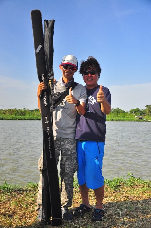  [center] [b]

ถ่ายรูปคู้่กับ อาโอกิซัง พร้อมรับคันที่ได้เป็นรางวัล[/b][/center] :grin: :grin: :gr