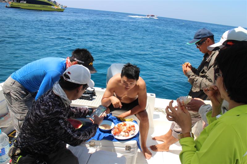 เช้ามีลมเลยอยู่แถวข้างเกาะกินปูจั๊กกะจั่นสดๆกัน  น้ำจิ้มซีฟู๊ดวานเรือดำน้ำลำข้างๆทำให้อร่อยมากๆ