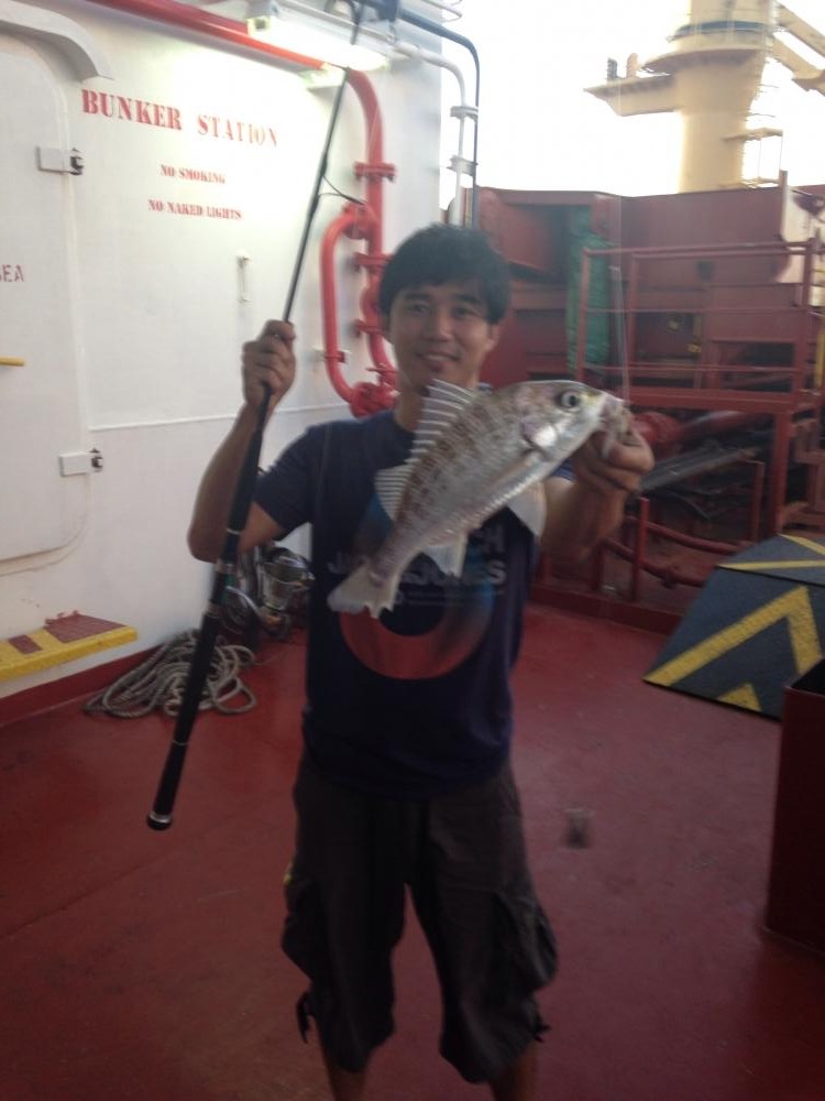 หลังจากออกจากไทยก็ไปรับซุงที่มาเลเซีย  ปลาตัวแรกปลาไอคุดครับ
