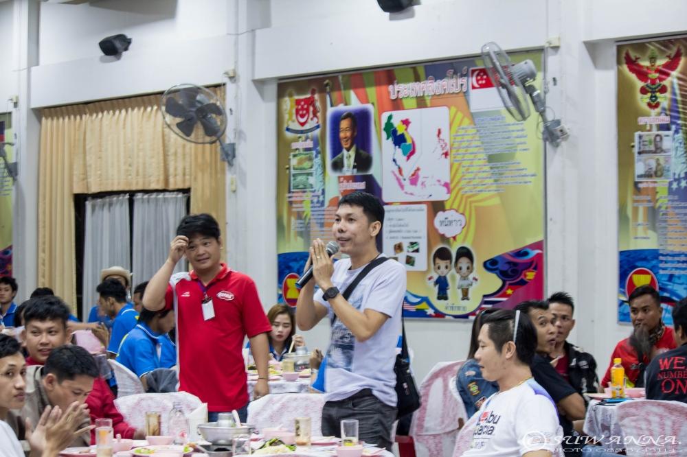 ระหว่างนี้ก็มีการแนะนำตัวแนะนำทีมกันบ้างครับ  ก็มีมากพอสมควร บางทีมอาจจะไม่ได้ลุกขึ้นกล่าวนะครับ :sm