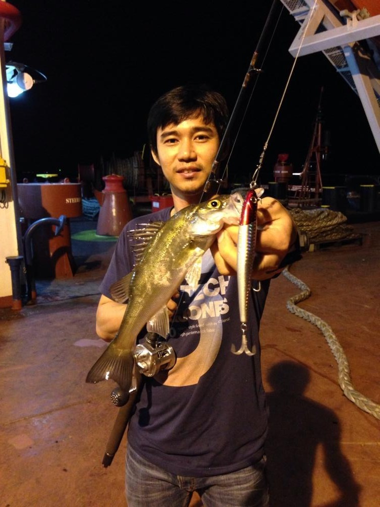 กลางคืนมาเทสเหยื่อกับคันได้แค่ลูกsea bass ครับ