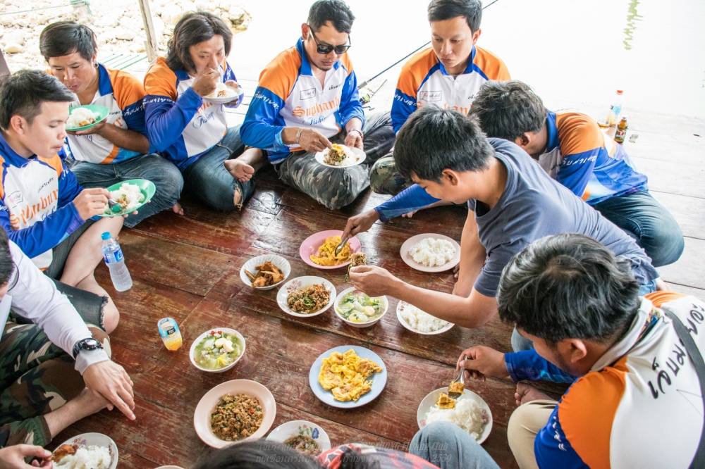 กินกันไปคุยกันไป 

อิ่มเสร็จก็นอนพักกันสักเล็กน้อยครับ อากาศช่วงนี้ร้อนมากๆ

 [b]พักไว้ก่อนนะครั