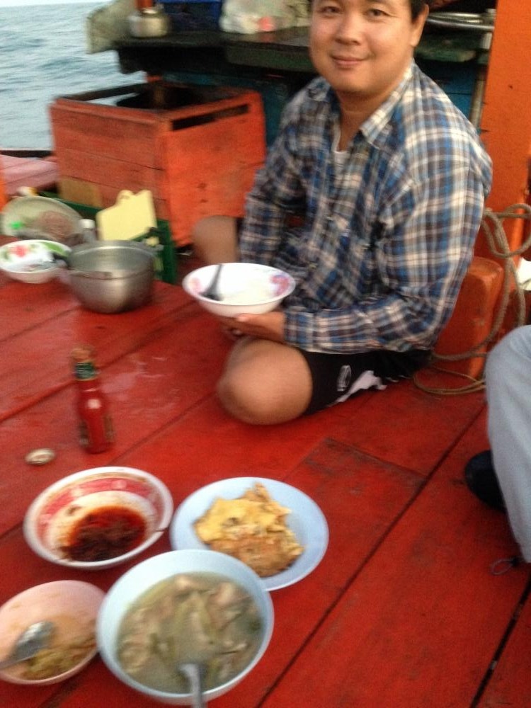ได้เวลาอาหารเย็นมื้อแรกบนเรือ เมนูง่ายๆ ไข่เจียว+ต้มยำหัวหมู แค่นี้ก็อร่อยแล้ว :umh: :umh: :umh: :um