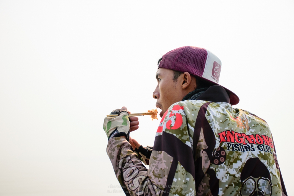  [b]โถ่[/b]

ไอ้เราก็ว่าก้มทำอะไร พี่ท่านเติมพลังกลางเขื่อนเลย

เป็นการกินที่ชิวสุดๆ   :umh: :um