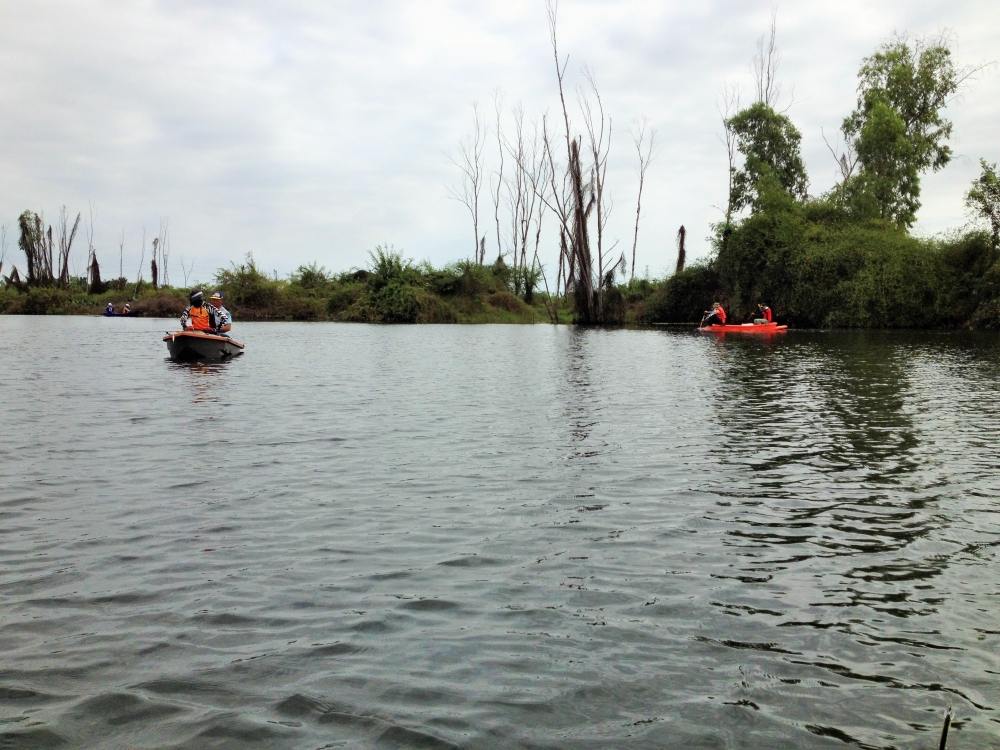 ล่องเรือมาเจอกับ ทีมงานนน้าก็อฟ และน้าเกท อีก 2 ลำครับ :grin: :love: