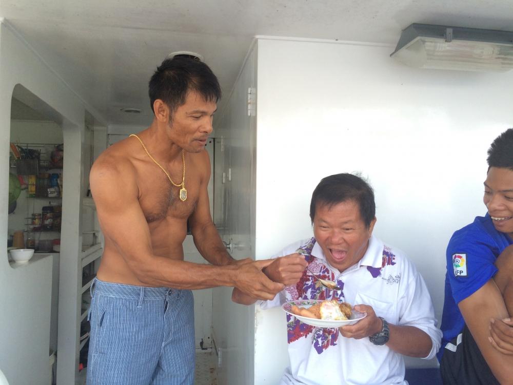 คุณลุงหิวจะตักข้าวเข้าปากยังไปดึงมือแกไว้ไม่ให้กิน แสบจริงๆ