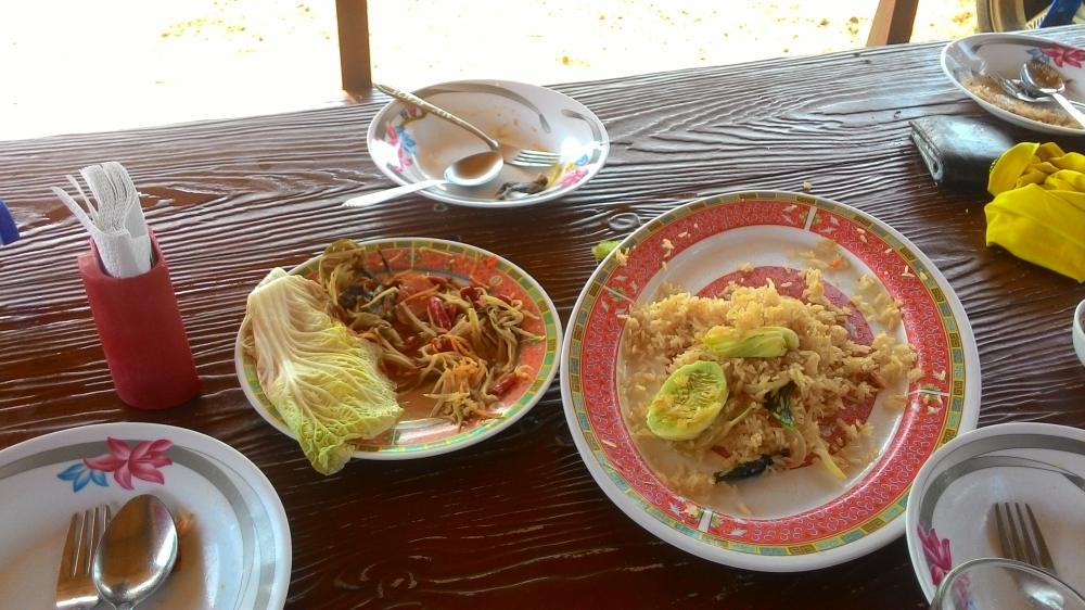 พวกผมกินง่าย อยู่ง่ายตามสไตล์คนตกปลา  อิ่มถ้วนหน้ากันไปสิคับ ดูจากภาพก็พอรู้นะ....อิอิ

 :laughing