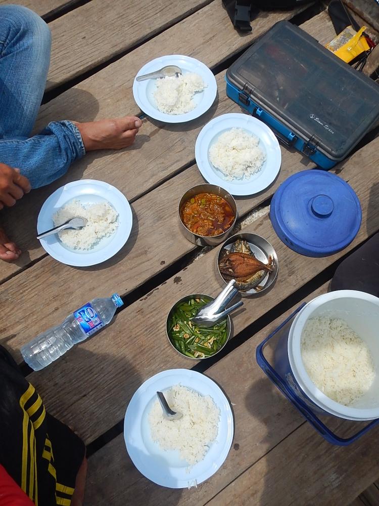 
 [center]เวลาช่างเดินไวจริงๆ แปบเดียวเที่ยววันซะแล้ว 
แต่กว่าจะได้กินข้างกัน ก็บ่ายโมงกว่า มั่วแต