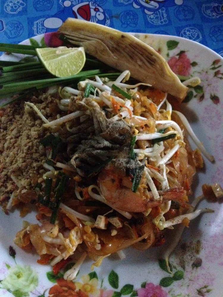 ขากลับแวะทานผัดไทยประตูผีครับอร่อยเลิศ5555 ข้างวัดเตาถ่านครับ :umh: