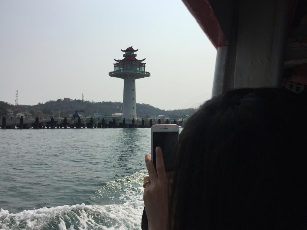 เล่าเพลินๆ เรือข้ามเกาะก็ถึงเกาะพอดี สัญลักษณ์ใหม่ของสีชังบางคนก็ว่าศาลพระภูมิที่ใหญ่ที่สุดในโลกจะอะ