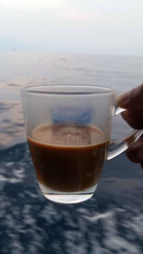 ตกกันถึงเช้า ล้างหน้าแปรงฟัน จิบกาแฟ ดูพระอาทิตย์ ขึ้น ก่อนข้าวเช้า 